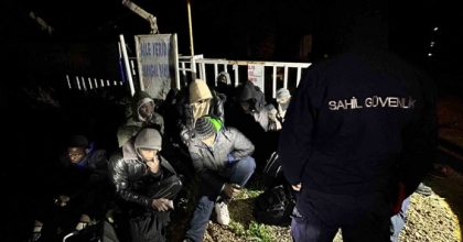 İZMİR’DE 27 DÜZENSİZ GÖÇMEN YAKALANDI
