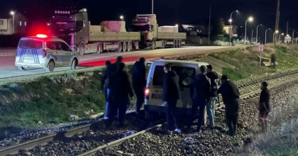 YOLU KARIŞTIRIP TREN RAYLARINA GİREN SÜRÜCÜNÜN TEHLİKELİ ANLARI
