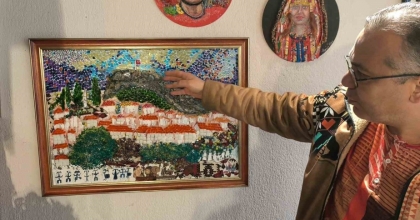 ÇÖPTEN SANAT ÜRETİYOR
