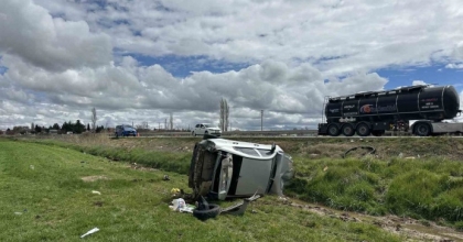 UŞAK’TA OTOMOBİL TARLAYA DEVRİLDİ: 4 KİŞİ YARALANDI
