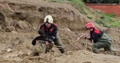 İZMİR’DE ÇAMURA SAPLANAN ÇOCUKLARI İTFAİYE KURTARDI
