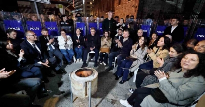 BAŞKAN TUGAY, MESLEK FABRİKASI ÖNÜNDE SABAHLADI