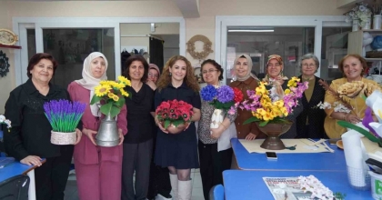 ATIKLAR KADINLARIN ELİNDE SANATA DÖNÜŞÜYOR
