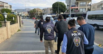 MARMARİS’TE ’SAHTE BUNGALOV’ ŞEBEKESİ ÇÖKERTİLDİ: 8 GÖZALTI
