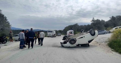 80 YAŞINDAKİ SÜRÜCÜ TAKLA ATAN ARAÇTAN SAĞ ÇIKTI

