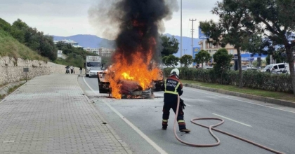 AYNI NOKTADA 2 ARAÇ ALEVLERE TESLİM OLDU
