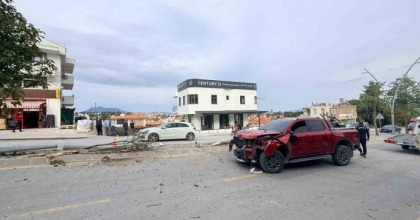 DİREKSİYON HAKİMİYETİNİ KAYBETTİ, 2 AĞAÇ VE ELEKTRİK DİREĞİNİ YERİNDEN SÖKTÜ
