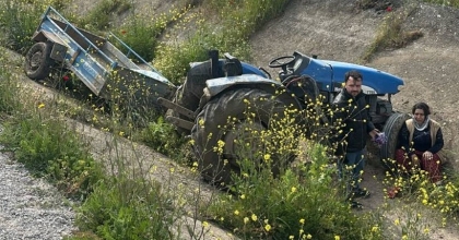 TURGUTLU’DA ÖN LASTİĞİ FIRLAYAN TRAKTÖR TAKLA ATTI: 2 YARALI
