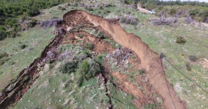 YOL ÇÖKTÜ, MAHALLELİ 3 AYDIR TARLASINA YÜRÜYEREK GİDİYOR