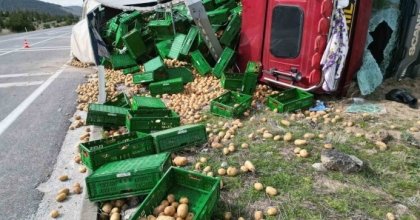 PATATES YÜKLÜ TIR DEVRİLDİĞİ KAZADA 3 KİŞİ YARALANDI
