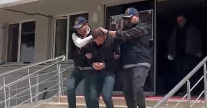 İZMİR’DE 10 AYRI SUÇTAN ARANAN FİRARİ HÜKÜMLÜ OPERASYONLA YAKALANDI