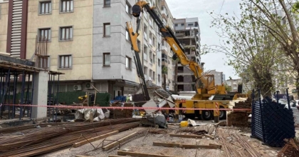 İZMİR’DE İNŞAAT KULÜBESİNİN ÜZERİNE VİNÇ DÜŞTÜ: 3 İŞÇİ YARALANDI
