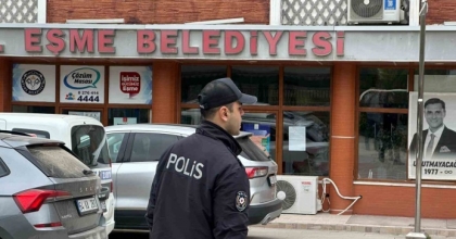 EŞME’DA BAŞKAN TOZAN, EŞİ VE 3 ŞÜPHELİYE İRTİKAP GÖZALTISI
