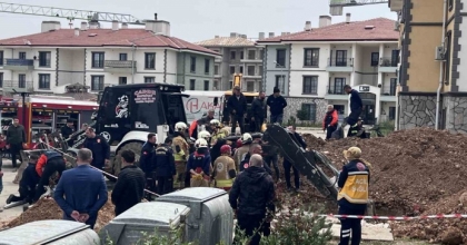 GÖÇÜK ALTINDA KALAN İŞÇİ İÇİN EKİPLER SEFERBER OLDU
