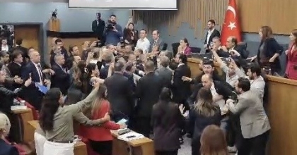 İZMİR BÜYÜKŞEHİR BELEDİYESİ MECLİS TOPLANTISINDA ARBEDE