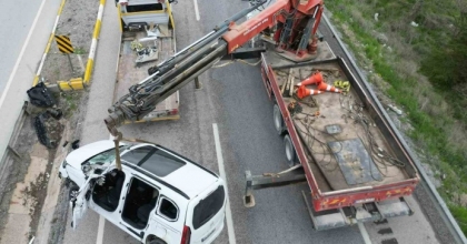 REFÜJE GİRİP YAN YATAN ARAÇTA 1KİŞİ ÖLDÜ, 2 KİŞİ YARALANDI
