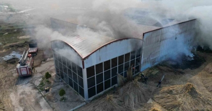 FABRİKA YANGININDA DUMAN VE ALEVLER METRELERCE YÜKSEĞE ÇIKTI
