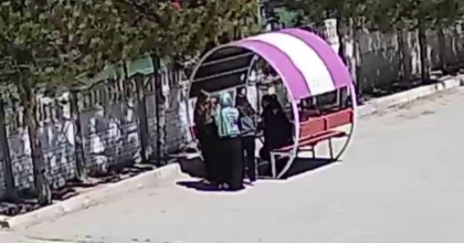 MİNİK YÜREKLERİN POLİSE YAPTIĞI JEST KALPLERİ ISITTI
