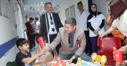 SÖKE DEVLET HASTANESİ’NDE MİNİK HASTALARA 23 NİSAN SÜRPRİZİ
