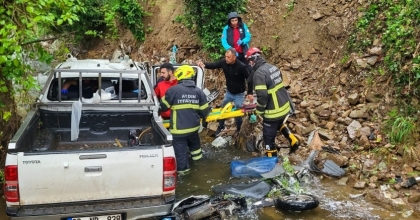 KAMYONET DERE YATAĞINA DÜŞTÜ: 2 YARALI
