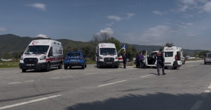 İZMİR’DE OTOMOBİL İLE HAFİF TİCARİ ARAÇ ÇARPIŞTI: 4’Ü ÇOCUK 7 YARALI
