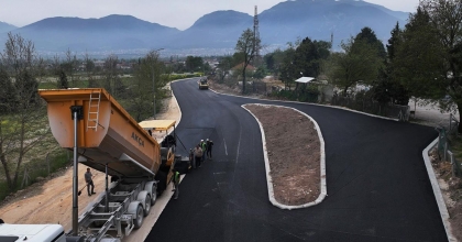 CUMHURİYET MAHALLESİ’NDE YOL GENİŞLETİLDİ