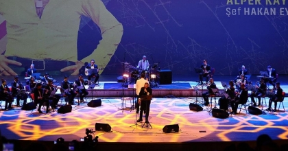 DENİZLİ CEM KARACA ŞARKILARIYLA NOSTALJİ YAŞADI