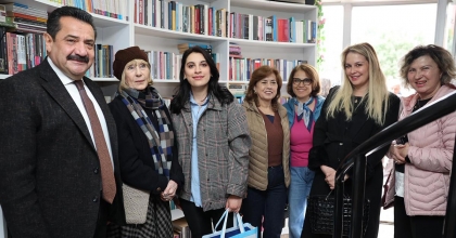 ÖDÜLLERİNİ ÜNLÜ YAZARDAN ALDILAR