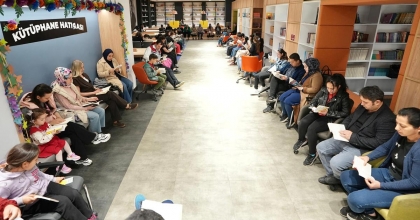 TELEFONU BIRAKIP KİTABA SARILDILAR