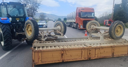 TRAKTÖR İLE HAFİF TİCARİ ARAÇ ÇARPIŞTI