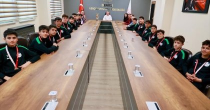 TÜRKİYE ÜÇÜNCÜSÜ HENTBOLCULAR ERDOĞAN’I ZİYARET ETTİ