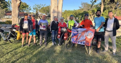 FESTİVAL İÇİN 2 BİN KİLOMETRE PEDAL ÇEVİRİP BERGAMA’YA GELDİLER