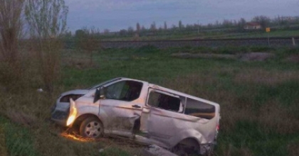 MİNİBÜSLE OTOMOBİL ÇARPIŞTI: 6 YARALI
