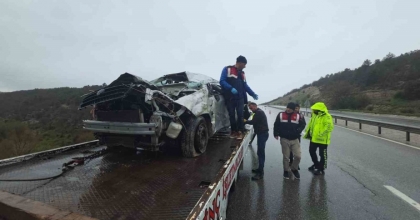 KÜTAHYA’DA OTOMOBİL UÇURUMA YUVARLANDI: 1 ÖLÜ, 1 AĞIR YARALI
