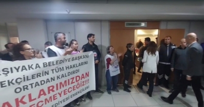 KARŞIYAKA’DA MEMURLARDAN MECLİS GİRİŞİ BAŞKAN ÜNSAL’A ALKIŞLI PROTESTO