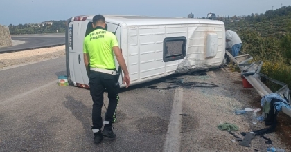 OTOMOBİLLE ÇARPIŞAN YOLCU MİNİBÜSÜ YAN YATTI: 10 YARALI
