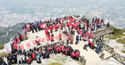GENÇLER SPİL’İN ZİRVESİNDE AY YILDIZLI BAYRAKLA BULUŞTU