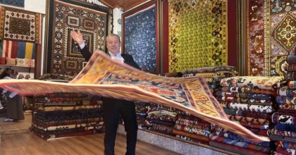 İZMİR’DE DOKUNAN EL HALILARI TÜRKİYE VE AVRUPA’DAKİ SARAYLARI SÜSLÜYOR