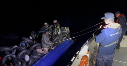 İZMİR’DE LASTİK BOT DURDURULDU: 35 DÜZENSİZ GÖÇMEN YAKALANDI
