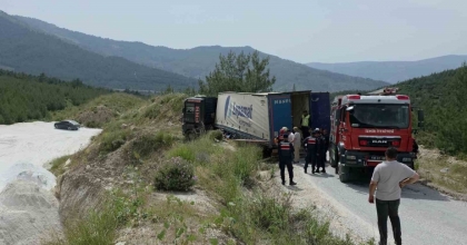 İZMİR’DE DEVRİLEN TIRIN ALTINDA KALAN SÜRÜCÜ HAYATINI KAYBETTİ
