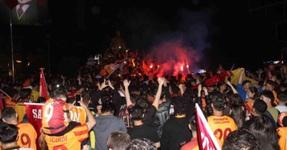 GALATASARAY’IN ŞAMPİYONLUK KUTLAMALARINDA FENERBAHÇELİLER ‘PROVA’ YAPTI