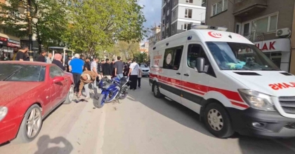 KÜTAHYA’DA MOTOSİKLET YAYAYA ÇARPTI: 2 YARALI
