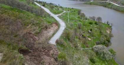 AFYONKARAHİSAR’DA TABİAT PARKI YOLU HEYELAN NEDENİYLE ULAŞIMA KAPANDI

