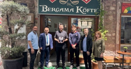 BERGAMA’DA TÜRKÇE İSİMLİ İŞ YERLERİNE TEŞEKKÜR PLAKETİ

