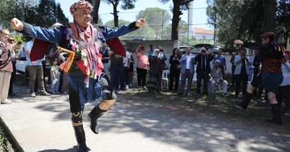 EFE KIYAFETİ GİYDİLER, ZEYBEKTE BULUŞTULAR
