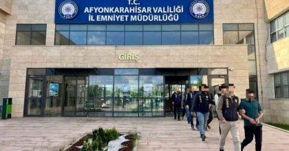 İNTERNET ÜZERİNDEN YAKLAŞIK 8 MİLYON 250 BİN TL’LİK DOLANDIRICILIK YAPAN 5 KİŞİ TUTUKLANDI
