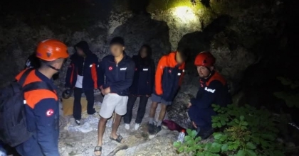 İZMİR’DE ORMANLIK ALANDA KAYBOLAN 4 GENÇ SAĞ SALİM BULUNDU
