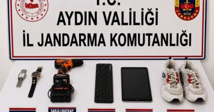 KOMŞUSUNUN EVİNİ SOYDU, KAMERAYA YAKALANDI
