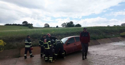 GEDİZ’DE OTOMOBİL YOLDAN ÇIKTI: 4 YARALI
