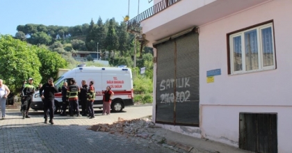 BALKONU ÇÖKEN BİNA MÜHÜRLENDİ
